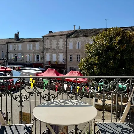 Luxury Overlooking Historic Town Market Lägenhet