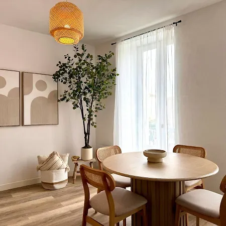 Lägenhet Luxury Overlooking Historic Town Market *